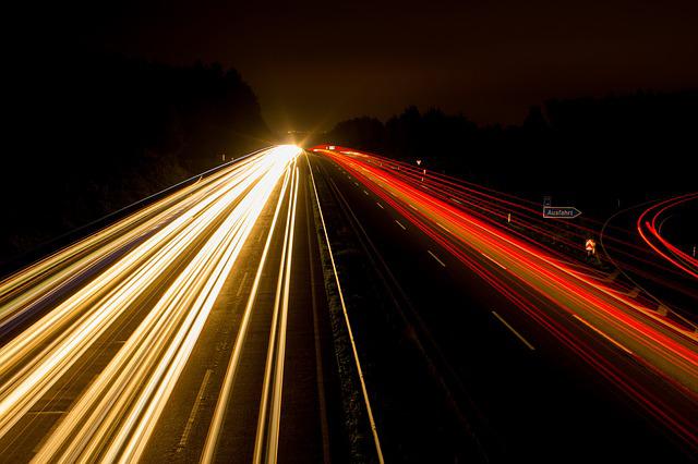 Oświetlenie pojazdów – jak kupić lampy przednie oraz tylne. O reflektorach samochodowych słów parę
